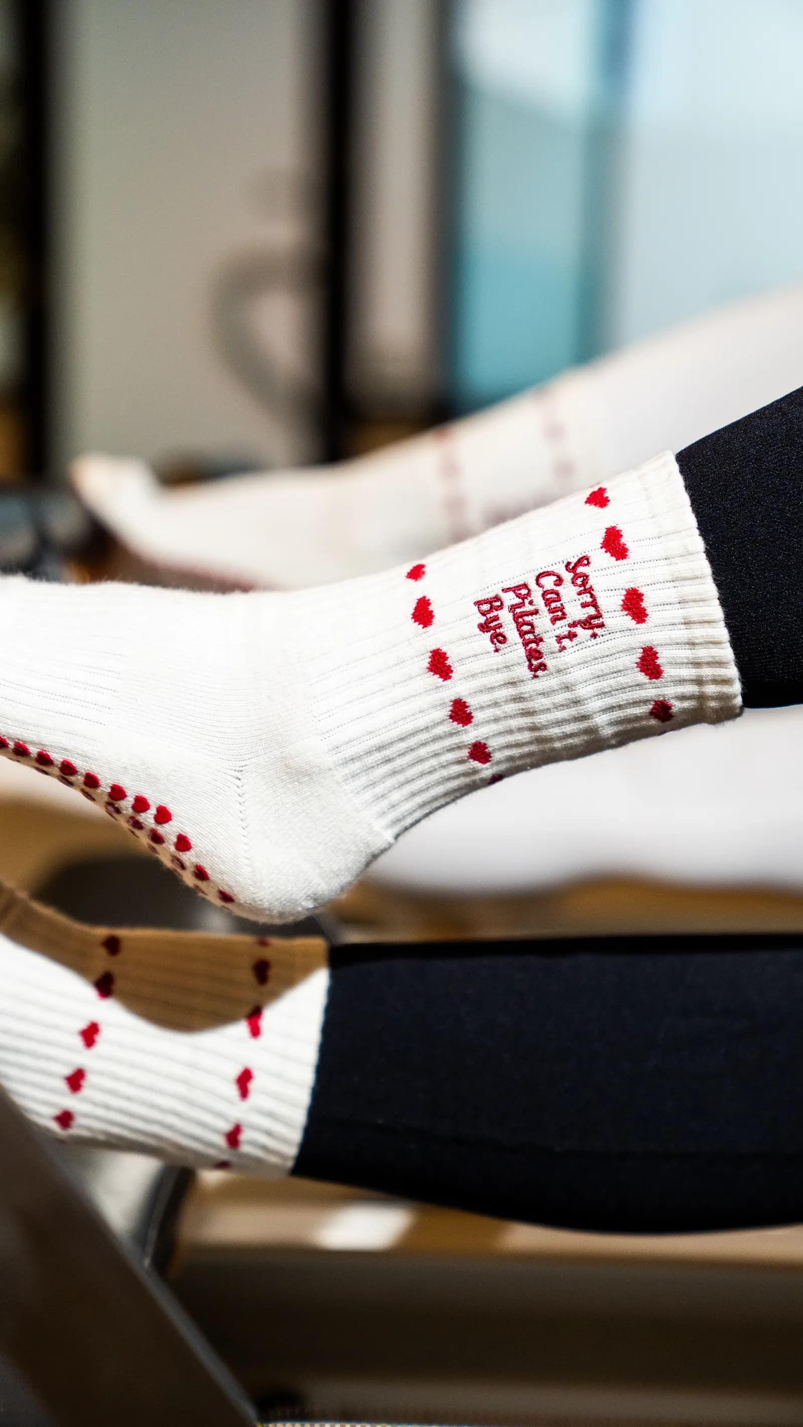 Grip-Socken mit rotem Herzmuster, Detail vom Valentinstag-Special